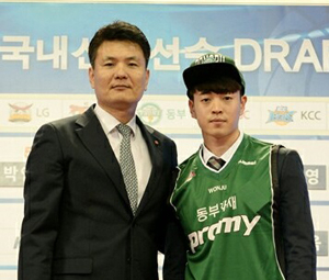 계성고 출신 가드 맹상훈(오른쪽)이 18일 KBL 원주 동부 프로미 입단이 확정된 뒤 김영만 감독과 포즈를 취하고 있다. 점프볼 제공
