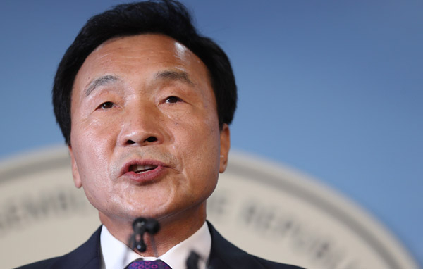 손학규 민주당 전 대표가 20일 오후 국회 정론관에서 정계복귀 기자회견을 하고 있다. 연합뉴스
