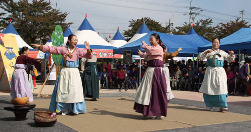 마당놀이 덴동어미가 풍기인삼축제장에서 상설공연 중이다. 영주시 제공