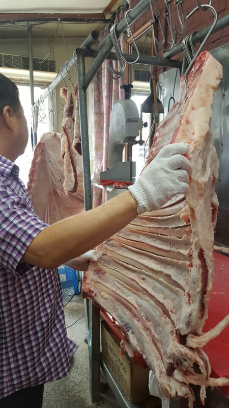 한 식육식당 업주가 갈비살 작업을 하고 있다. 하지만 김영란법 시행 후 식당을 찾는 손님이 50% 이상 줄어들었다고 한탄했다. 수요가 줄어드는 데도 한우값은 여전히 고공행진 중이어서 소비자들의 외면 현상을 심화시키고 있다. 마경대 기자