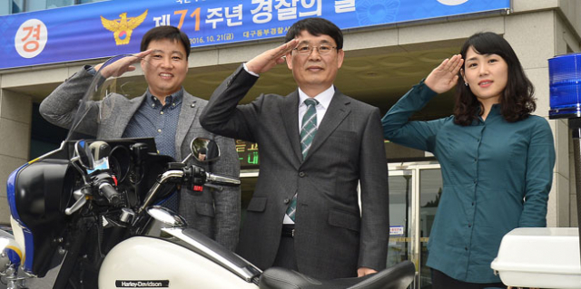 5명의 경찰 가족이 있어 화제가 되고 있다. 대구 동부경찰서 동촌지구대 순찰4팀장 김용한 경위와 아들, 딸, 사위, 며느리 등 5명의 현직 경찰관이 그 주인공이다. 제71주년 경찰의 날을 하루 앞둔 20일 동부경찰서 앞에서 김용한(가운데) 경위와 딸 김지영 경사, 사위 이강혁 경위가 포즈를 취하고 있다. 최근 결혼한 아들 내외는 신혼여행 관계로 함께 사진 촬영을 하지 못했다. 성일권 기자 sungig@msnet.co.kr