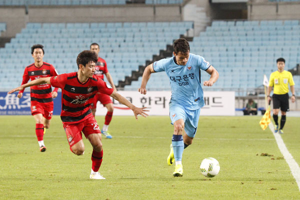 대구FC가 23일 경남과 K리그 챌린지 43라운드 원정 경기를 한다. 대구 세징야가 27라운드 경남전에서 드리블 돌파하는 모습. 대구FC 제공