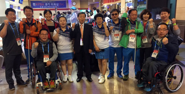 제36회 전국장애인체전에 출전 중인 대구 선수단이 21일 격려 방문한 이도현 대구시 체육진흥과장 등과 포즈를 취했다. 대구시장애인체육회 제공