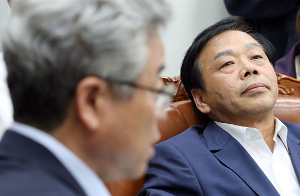 정보위 새누리당 간사인 이완영 의원이 21일 오후 야당 간사들과 국정원장의 