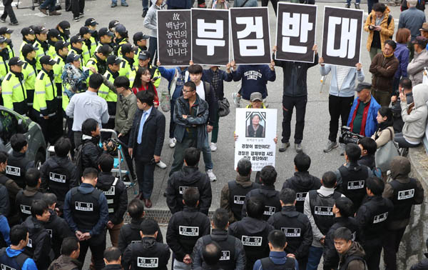 경찰이 故 백남기 농민의 시신 부검영장 집행에 나선 23일 오후 서울 종로구 서울대병원 장례식장에서 백남기투쟁본부 관계자들이 경찰과 대치하고 있다. 이날 홍완선 종로경찰서장은 