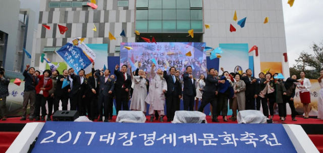 1년 앞으로 다가온 2017 대장경세계문화축전 성공 기원 기념식 피날레로 내빈들이 염원을 담아 종이비행기를 날리고 있다.