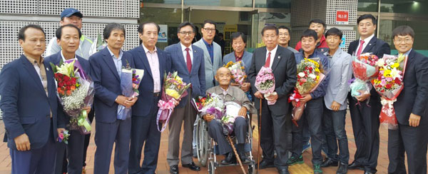 휠체어에 앉은 김계하 씨가 지역 후배들의 축하를 받고 있다. 마경대 기자