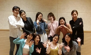 극단 콩나물 직원들이 한자리에 모여 포즈를 취했다. 뒷줄 왼쪽부터 김경진, 이융희, 김은이, 장지진, 석정해, 권초영 씨. 아랫줄 왼쪽부터 진여경. 민경조, 강수진, 정은경 씨.