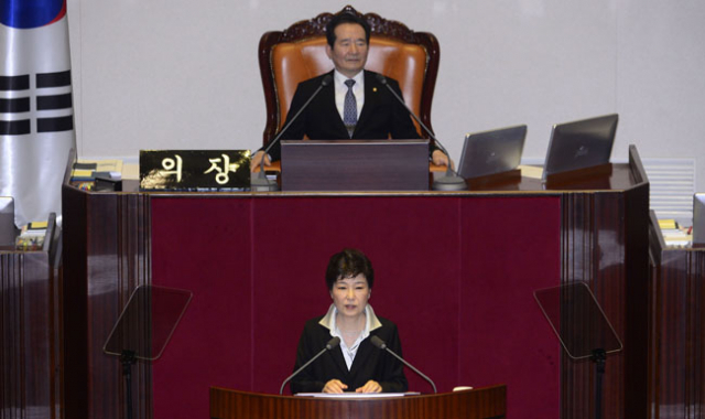 박근혜 대통령이 24일 오전 국회 본회의장에서 예산안 시정연설을 하고 있다. 박 대통령 연설 도중 