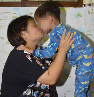 간모세포종을 극복한 6살 장도현(가명) 군과 아들의 치료비로 큰 빚을 지게 된 도현 군의 어머니. 사진 성일권 기자 sungig@msnet.co.kr
