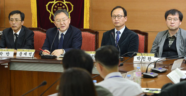 24일 경북대학교 교수회 회의실에서 교수회 의장단이 경북대 제18대 총장 임용에 대한 교수회 성명서 발표 및 기자회견을 갖고 있다. 왼쪽부터 박만 부의장, 윤재석 의장, 권찬호 부의장. 박진완 부의장. 성일권 기자 sungig@msnet.co.kr