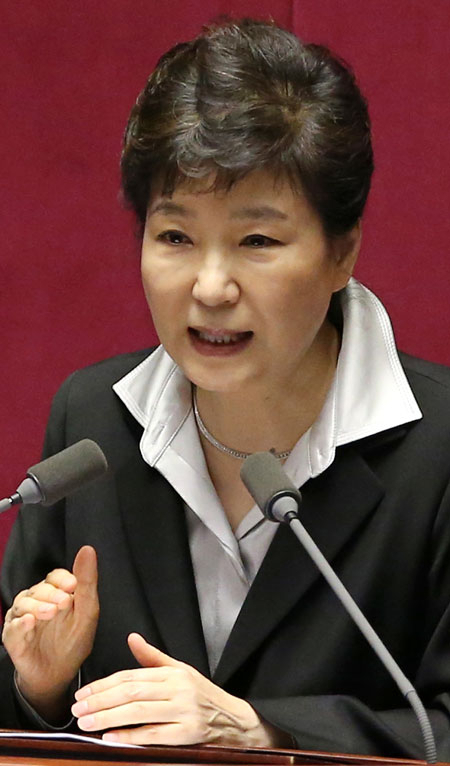 박근혜 대통령이 24일 오전 국회 본회의장에서 예산안 시정연설에서 개헌 추진 발언을 하고 있다.연합뉴스