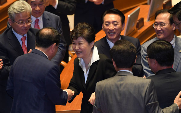 박근혜 대통령이 24일 국회 본회의장에서 2017년도 예산안 시정연설을 마친 뒤 의원들과 인사하고 있다. 연합뉴스
