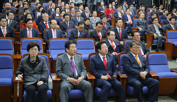 새누리당 의원들이 24일 오전 본회의 직후 열린 의원총회에서 정진석 원내대표의 개헌특위 설치 추진 관련 발언을 듣고 있다. 이날 박근혜 대통령은 예산안 시정연설에서 개헌 추진을 언급했다. 연합뉴스