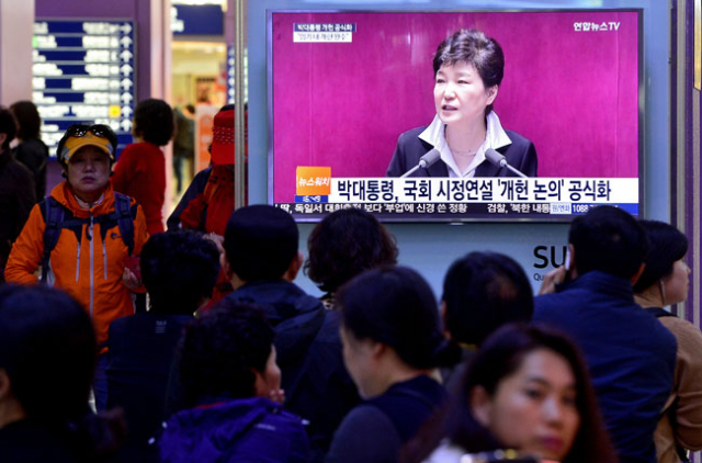 박근혜 대통령이 24일 국회 시정연설에서 임기 내 현행 5년 단임제인 대통령제에 대한 개헌을 완수하겠다고 밝혔다. 이날 오전 동대구역 대합실에서 시민들이 개헌안 관련 뉴스를 지켜보고 있다. 김영진 기자 kyjmaeil@msnet.co.kr