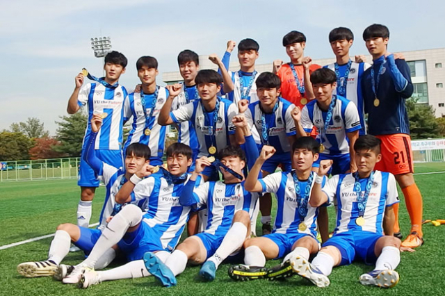 영남대 축구팀이 제97회 전국체전 남자 대학부에서 우승한 뒤 포즈를 취했다. 영남대 제공