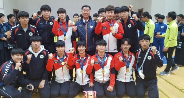 제97회 전국체전 검도 남자 대학부에서 정상에 오른 대구대 선수단이 기념촬영하고 있다. 대구대 제공