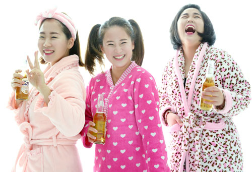 요즘 젊은 여성들의 일상을 보여주며 진정한 소통에 대해 얘기하는 연극 
