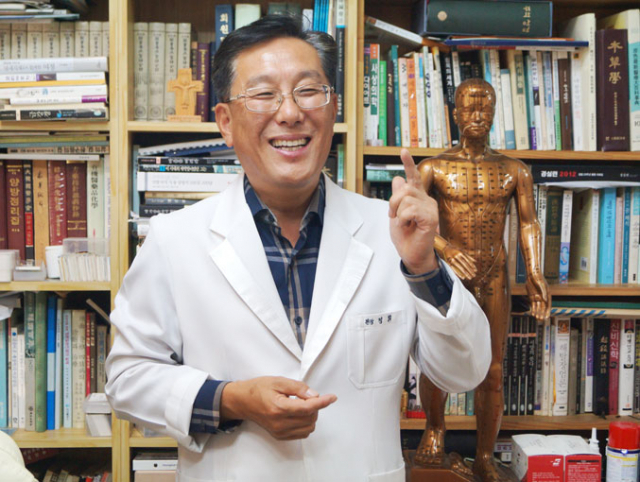 정휘 원장: 1964년 포항 출생. 대구 영진고, 대구한의대 한의학과 졸업. 포항 정한의원 원장. 포항 예술문화연구소 이사장. 포항시 문화도시조성 준비위원. 포항시 문화재단설립 추진위원. 국토교통부 부패방지 위원. 전 포항 경실련 집행위원장. 전 경실련 중앙위원. 전 지방분권운동 포항본부 집행위원장