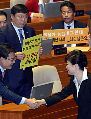 박근혜 대통령이 24일 오전 국회 본회의장에서 예산안 시정연설을 마친 뒤 이동하고 있다. 박 대통령 뒤편으로 무소속 김종훈
