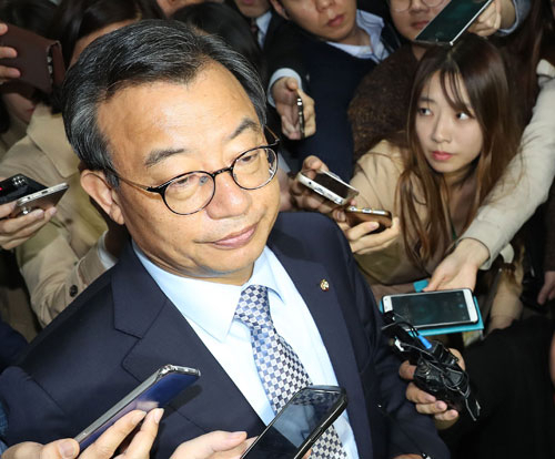 새누리당 이정현 대표가 25일 오후 국회 본청에서 박근혜 대통령의 최순실 의혹 관련 사과방송 후 기자들의 질문을 받고 있다. 연합뉴스