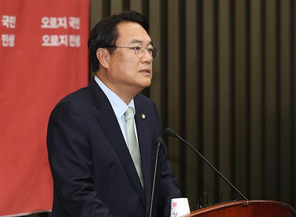 최순실 게이트로 정국이 요동치고 있다. 26일 오후 국회 본청에서 열린 현안 관련 새누리당 의원총회에서 정진석 원내대표가 발언하고 있다. 연합뉴스
