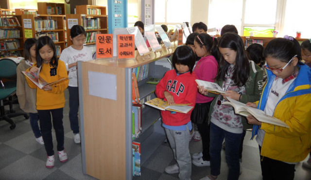 최근 전국도서관운영평가에서 대통령상인 최우수상을 수상한 대구경동초등학교의 도서관 모습.