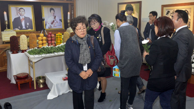 박근혜 대통령이 최순실 국정 농단 사태로 대국민 사과를 한 가운데 26일 구미시 상모동 박정희 전 대통령 생가 추모관에서 
