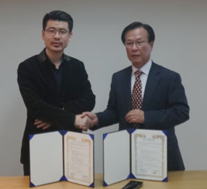 대구컨벤션관광뷰로 백창곤(오른쪽) 대표이사는 24일 중국브랜드리더스연맹 리난 집행비서관과 협력 MOU를 체결했다. 대구컨벤션관광뷰로 제공