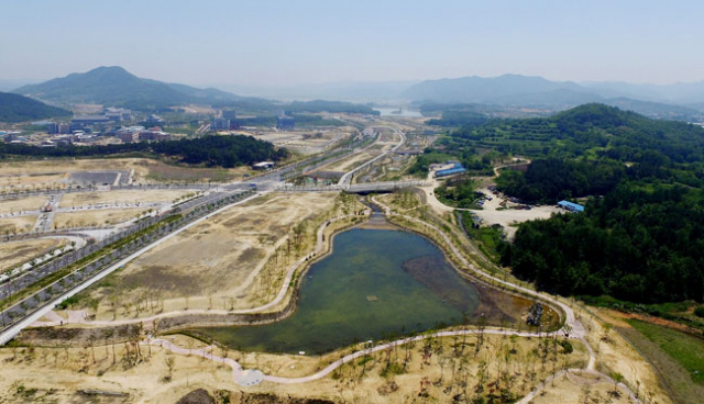 소백산에서 갈라져 나온 문수지맥의 끝자락 검무산이 경북도청신도시를 병풍처럼 막고 있으며 도심 가운데에는 생태하천 