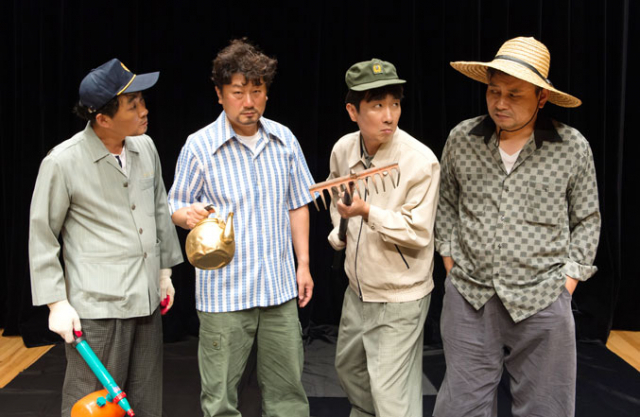 경상도, 전라도, 충청도의 사투리가 구수하게 쏟아져 나오는 코미디 연극 