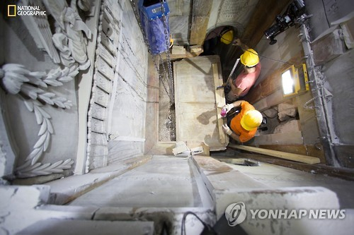 지난 26일(현지시간) 예루살렘 성묘교회에서 복원 전문가들이 예수 묘지의 대리석판 제거 작업을 하는 모습 [AP=연합뉴스]