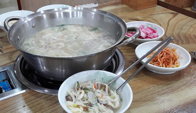바지락 칼국수.