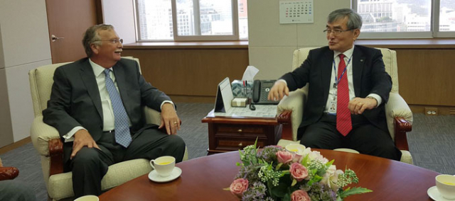 한국가스공사 이승훈(오른쪽) 사장은 27일 서울에서 액손모빌 측과 해외 LNG 터미널 개발 상호협력 방안을 협의했다. 한국가스공사 제공