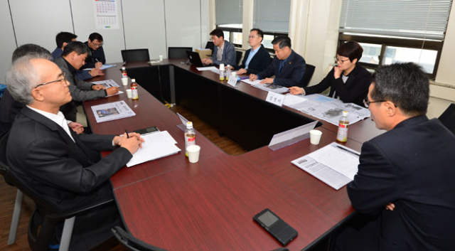 매일신문 제15기 독자위원회 8차 회의가 27일 오전 편집국 회의실에서 열렸다. 정운철 기자 woon@msnet.co.kr