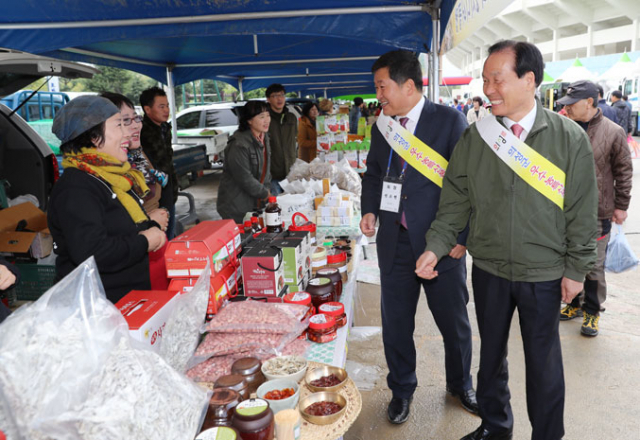 의성군은 포항종합운동장에서 포항향우회 주관으로 농특산품 홍보 판매 행사를 가졌다. 의성군 제공