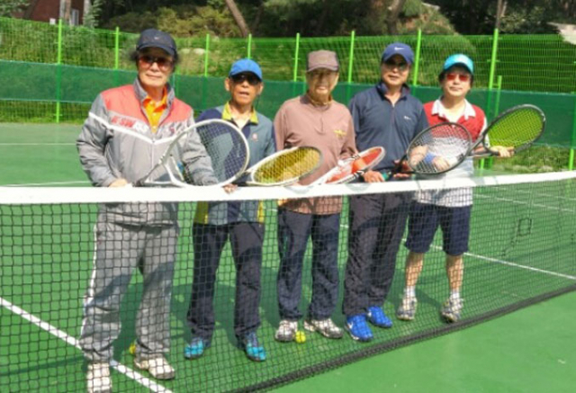 대구문화예술회관 테니스코트에서 운동하는 대구문인협회 테니스회 회원들이 포즈를 취하고 있다.