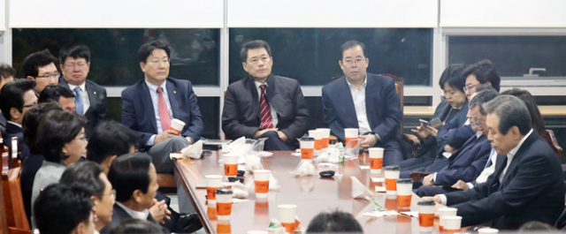 비선 실세 의혹 관련 최순실 씨의 검찰 소환일인 31일 오전 국회 의원회관에서 김무성 전 대표를 비롯한 새누리당 비박계 의원들이 긴급회동을 하고 있다. 연합뉴스