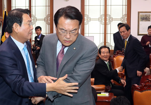 새누리당 정진석 원내대표가 31일 오전 국회의장 주재로 열린 여야 3당 원내대표 회동에서 야당의 거국내각 거부 문제에 대해 항의하며 국회의장실을 나가고 있다. 왼쪽부터 김교흥 의장 비서실장, 정진석 원내대표, 정세균 의장, 민주당 우상호 원내대표. 연합뉴스