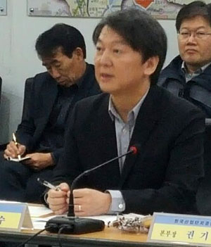 안철수 전 국민의당 공동대표가 31일 구미공단을 찾아 중소기업인과의 간담회를 열어 애로사항을 들었다. 이창희 기자