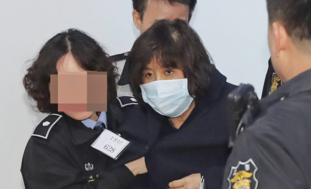 긴급체포 된 최순실 씨가 조사를 받기 위해 1일 오전 서울중앙지검으로 이송되고 있다. 연합뉴스