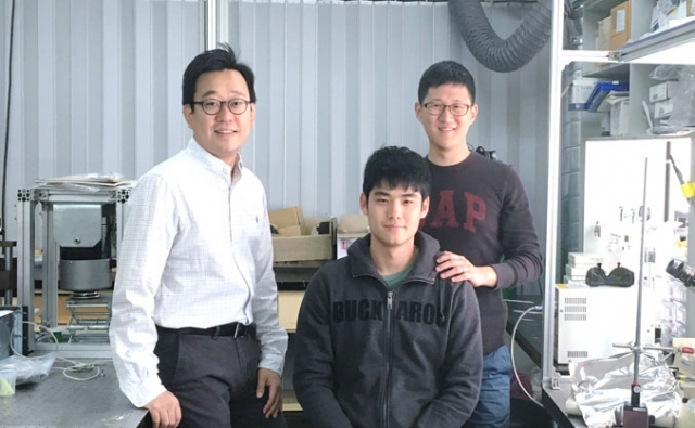포스텍 기계공학부 김동성 교수, 유재원 학생, 최동휘 교수(왼쪽부터)는 소금을 이용해 물을 튕겨내는 초소수성 표면을 제작하는 방법을 개발했다. 포스텍 제공
