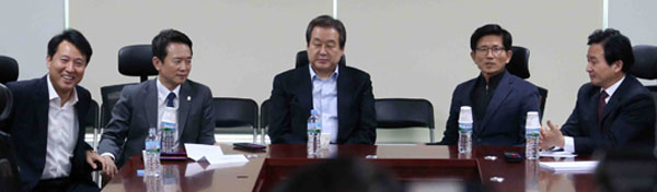 1일 오후 국회 의원회관에서 새누리당 비박계 대권 예비주자들이 현안과 관련해 회동을 하고 있다. 왼쪽부터 오세훈 전 서울시장, 남경필 경기도지사, 새누리당 김무성 전 대표, 김문수 전 경기도지사, 원희룡 제주도지사.연합뉴스