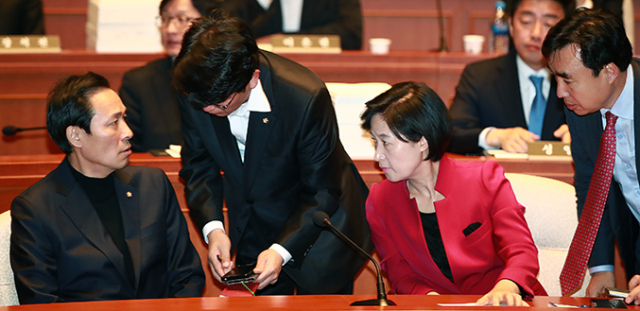 더불어민주당 지도부들이 2일 오전 국회에서 열린 의원총회에서 박근혜 대통령의 전격 개각과 관련한 대화를 하고 있다. 우상호 원내대표(왼쪽부터), 박완주 원내수석부대표, 추미애 대표, 윤관석 수석대변인. 연합뉴스