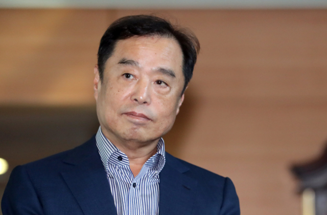 김병준 신임 국무총리 내정자가 2일 오후 서울 종로구 통의동 금융감독원 연수원에서 취재진의 질문을 듣고 있다. 연합뉴스