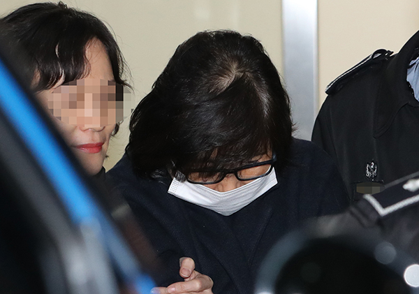 검찰이 2일 직권남용 권리행사방해(공범),사기미수혐의로 최순실 씨에 대해 구속영장을 청구했다. 연합뉴스