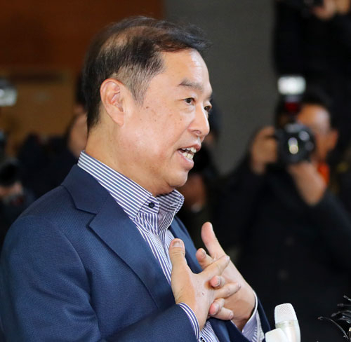 김병준 신임 국무총리 내정자가 2일 오후 서울 종로구 통의동 금융감독원 연수원에서 총리 내정 소감을 밝힌 뒤 취재진의 질문에 답하고 있다.연합뉴스