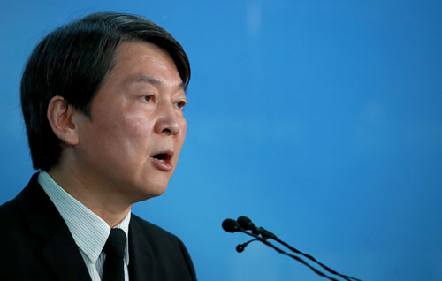 국민의당 안철수 전 대표가 2일 오후 서울 여의도 국회 정론관에서 비선 실세 의혹과 이날 내각 발표 관련 긴급 기자회견을 하고 있다.연합뉴스