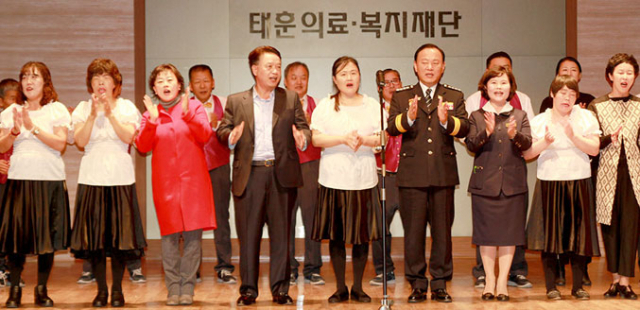 사회복지시설 입원 환우들로 구성된 새희망힐링스합창단원들이 김필묵 이사장과 기관단체장, 병원 관계자들과 함께 