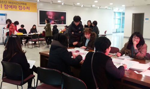 엄마참손단 일자리 창구에 주부들의 발길이 이어지고 있다. 포항시 제공
